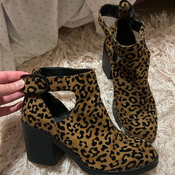 FREE w/ bundle! Mix No. 6 Lopen Tan Black Leopard Textured Cutout Boots - Picture 4 of 6